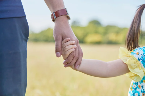 手をつないでいる親子